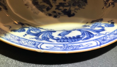 Zes Chinese blauwwitte 'Pompadour' borden, Qianlong