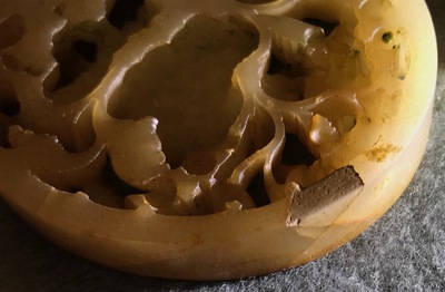 Une plaque ajour&eacute;e en jade sculpt&eacute; &agrave; d&eacute;cor d'un ph&eacute;nix, Ming ou avant