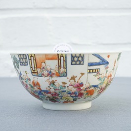 Un bol et une coupe en porcelaine de Chine famille rose, 19/20&egrave;me