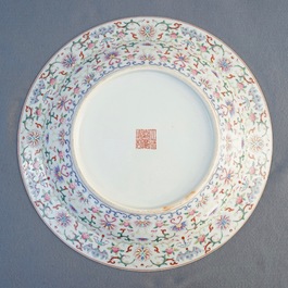 Een Chinese famille rose schotel, Jiaqing merk, 19/20e eeuw