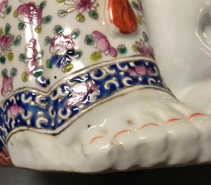 Une figure de Bouddha et une de Shou Lao en porcelaine de Chine famille rose, 19/20&egrave;me