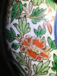 Een grote ronde Chinese wucai dekseldoos met floraal decor, Kangxi