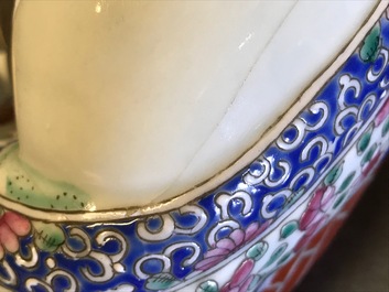 Een grote Chinese famille rose figuur van Boeddha, 19/20e eeuw