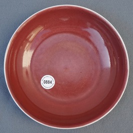 Een Chinees koperrood monochroom bord, Qianlong merk en periode