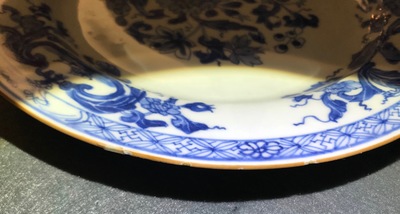 Zes Chinese blauwwitte 'Pompadour' borden, Qianlong