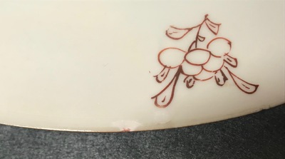Een paar Chinese famille rose schotels met kwartels en bloemen, Yongzheng/Qianlong