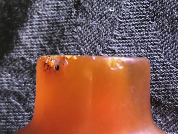 Een Chinese snuiffles in amber, 18/19e eeuw