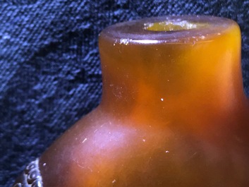 Een Chinese snuiffles in amber, 18/19e eeuw