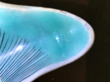 Een paar Japanse Kakiemon-stijl schotels in de vorm van een karper, Hizen, Edo, 17e eeuw