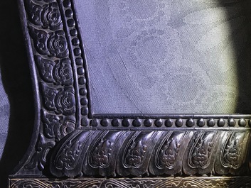 Een Chinees houten schrijn met inscriptie en inlegwerk, 19/20e eeuw