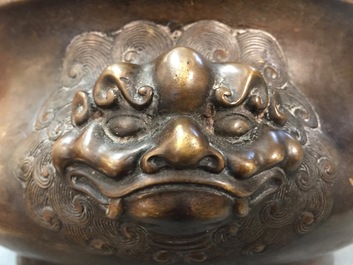 Un br&ucirc;le-parfum en bronze aux t&ecirc;tes de lion, marque de Xuande, 19/20&egrave;me