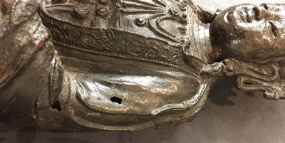 Un mod&egrave;le de Guanyin assis sur un tr&ocirc;ne de lotus en bronze, Chine, Ming