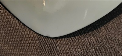 Een paar Japanse Kakiemon-stijl schotels in de vorm van een karper, Hizen, Edo, 17e eeuw