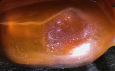 Een Chinese snuiffles in amber, 18/19e eeuw