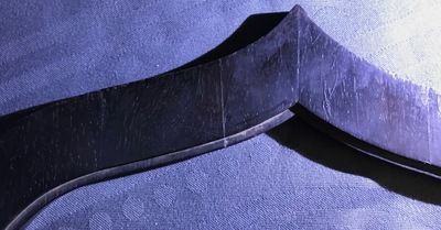 Een Chinees houten schrijn met inscriptie en inlegwerk, 19/20e eeuw