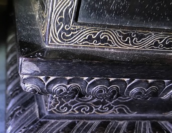 Een Chinees houten schrijn met inscriptie en inlegwerk, 19/20e eeuw