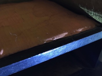 Een Chinees houten schrijn met inscriptie en inlegwerk, 19/20e eeuw