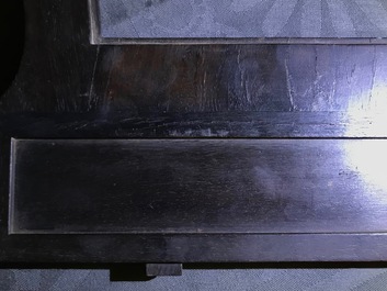 Een Chinees houten schrijn met inscriptie en inlegwerk, 19/20e eeuw