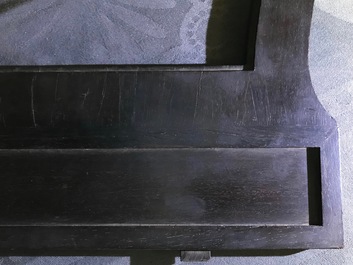 Een Chinees houten schrijn met inscriptie en inlegwerk, 19/20e eeuw