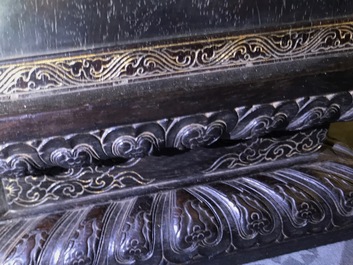 Een Chinees houten schrijn met inscriptie en inlegwerk, 19/20e eeuw
