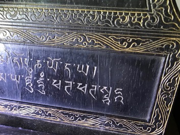 Een Chinees houten schrijn met inscriptie en inlegwerk, 19/20e eeuw