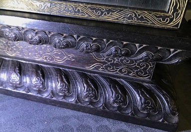 Een Chinees houten schrijn met inscriptie en inlegwerk, 19/20e eeuw