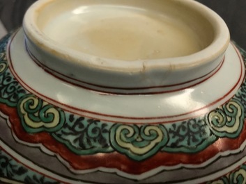 Un bol en porcelaine de Chine wucai &agrave; d&eacute;cor de gar&ccedil;ons avec des fleurs de lotus, &eacute;poque Transition