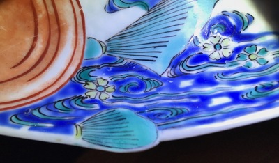 Een paar Japanse Kakiemon-stijl schotels in de vorm van een karper, Hizen, Edo, 17e eeuw