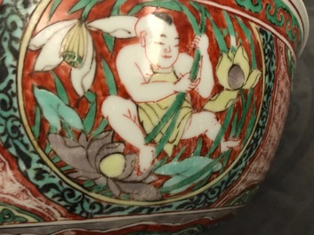 Un bol en porcelaine de Chine wucai &agrave; d&eacute;cor de gar&ccedil;ons avec des fleurs de lotus, &eacute;poque Transition