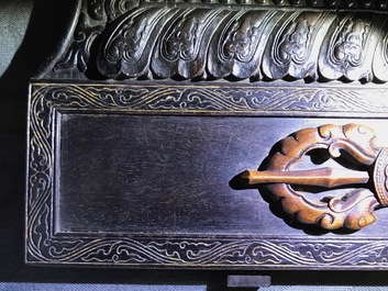 Een Chinees houten schrijn met inscriptie en inlegwerk, 19/20e eeuw