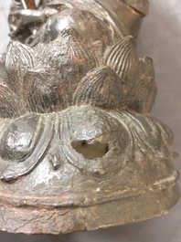 Un mod&egrave;le de Guanyin assis sur un tr&ocirc;ne de lotus en bronze, Chine, Ming