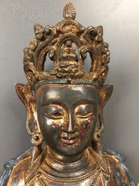 Un mod&egrave;le de Guanyin en bronze dor&eacute; et laqu&eacute;, Chine, Ming