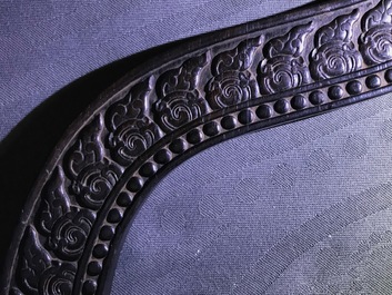 Een Chinees houten schrijn met inscriptie en inlegwerk, 19/20e eeuw