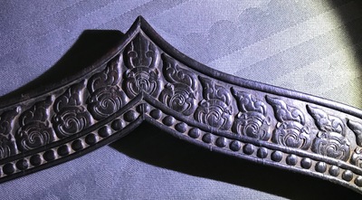 Een Chinees houten schrijn met inscriptie en inlegwerk, 19/20e eeuw