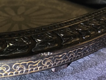 Een Chinees houten schrijn met inscriptie en inlegwerk, 19/20e eeuw