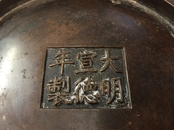 Un br&ucirc;le-parfum en bronze aux t&ecirc;tes de lion, marque de Xuande, 19/20&egrave;me