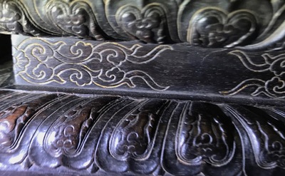 Een Chinees houten schrijn met inscriptie en inlegwerk, 19/20e eeuw