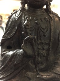Un mod&egrave;le de Guanyin assis sur un tr&ocirc;ne de lotus en bronze, Chine, Ming