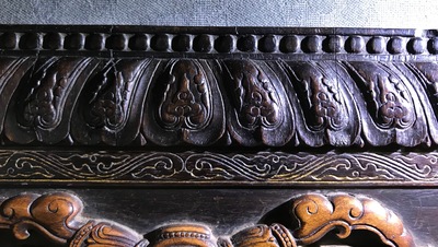 Een Chinees houten schrijn met inscriptie en inlegwerk, 19/20e eeuw
