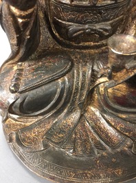 Un mod&egrave;le de Guanyin en bronze dor&eacute; et laqu&eacute;, Chine, Ming