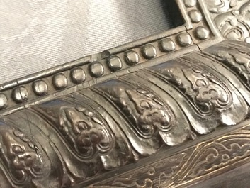 Een Chinees houten schrijn met inscriptie en inlegwerk, 19/20e eeuw