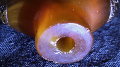 Een Chinese snuiffles in amber, 18/19e eeuw