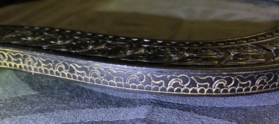 Een Chinees houten schrijn met inscriptie en inlegwerk, 19/20e eeuw