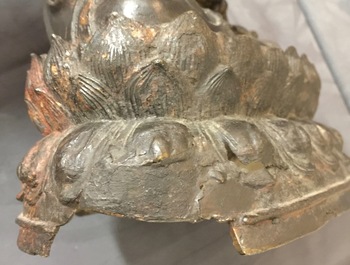 Un mod&egrave;le de Guanyin assis sur un tr&ocirc;ne de lotus en bronze, Chine, Ming