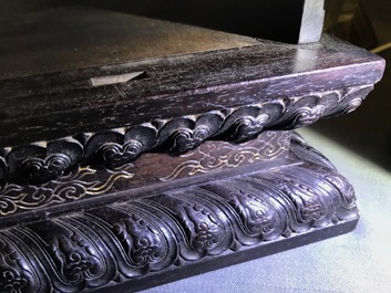 Een Chinees houten schrijn met inscriptie en inlegwerk, 19/20e eeuw