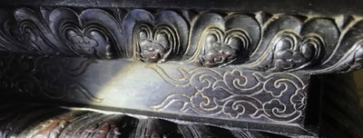 Een Chinees houten schrijn met inscriptie en inlegwerk, 19/20e eeuw