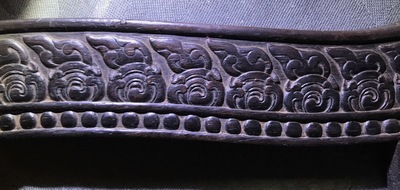Een Chinees houten schrijn met inscriptie en inlegwerk, 19/20e eeuw