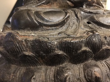 Un mod&egrave;le de Guanyin assis sur un tr&ocirc;ne de lotus en bronze, Chine, Ming