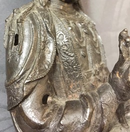 Un mod&egrave;le de Guanyin assis sur un tr&ocirc;ne de lotus en bronze, Chine, Ming