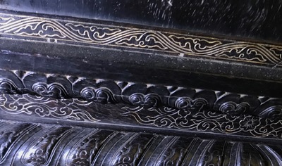 Een Chinees houten schrijn met inscriptie en inlegwerk, 19/20e eeuw